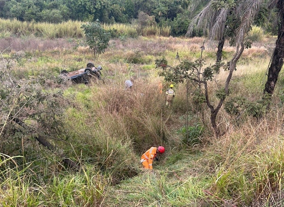 Capotamento de carro na BR-365 em Patrocínio deixa uma mulher morta e dois homens feridos. Reprodução: Globo