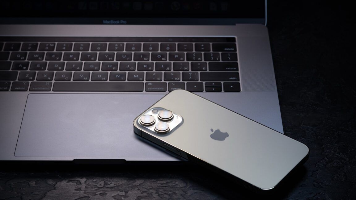 FBI enfrenta Lockdown Mode após apreensão de iPhone de jornalista. Reprodução: Arstechnica