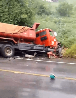 Colisão na BR-104 entre caminhão e caçamba deixa dois feridos. Reprodução: Redação
