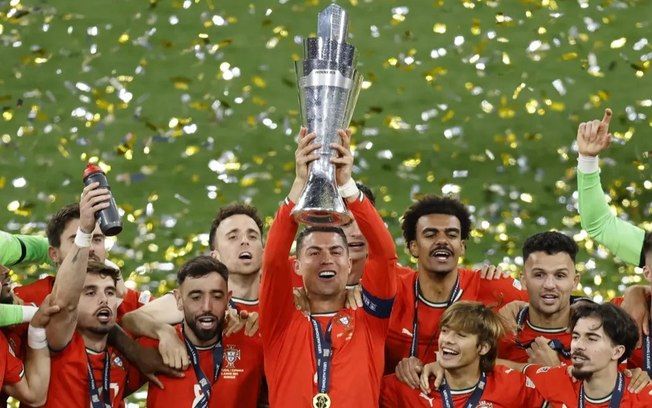 Cristiano Ronaldo levanta o troféu pela terceira vez com a seleção portuguesa. Reprodução: Esporte IG