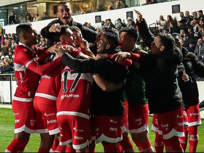 Jogadores do CRB celebram o gol de Thiaguinho no empate contra o Operário.; Reprodução: Paulo Chancey Junior