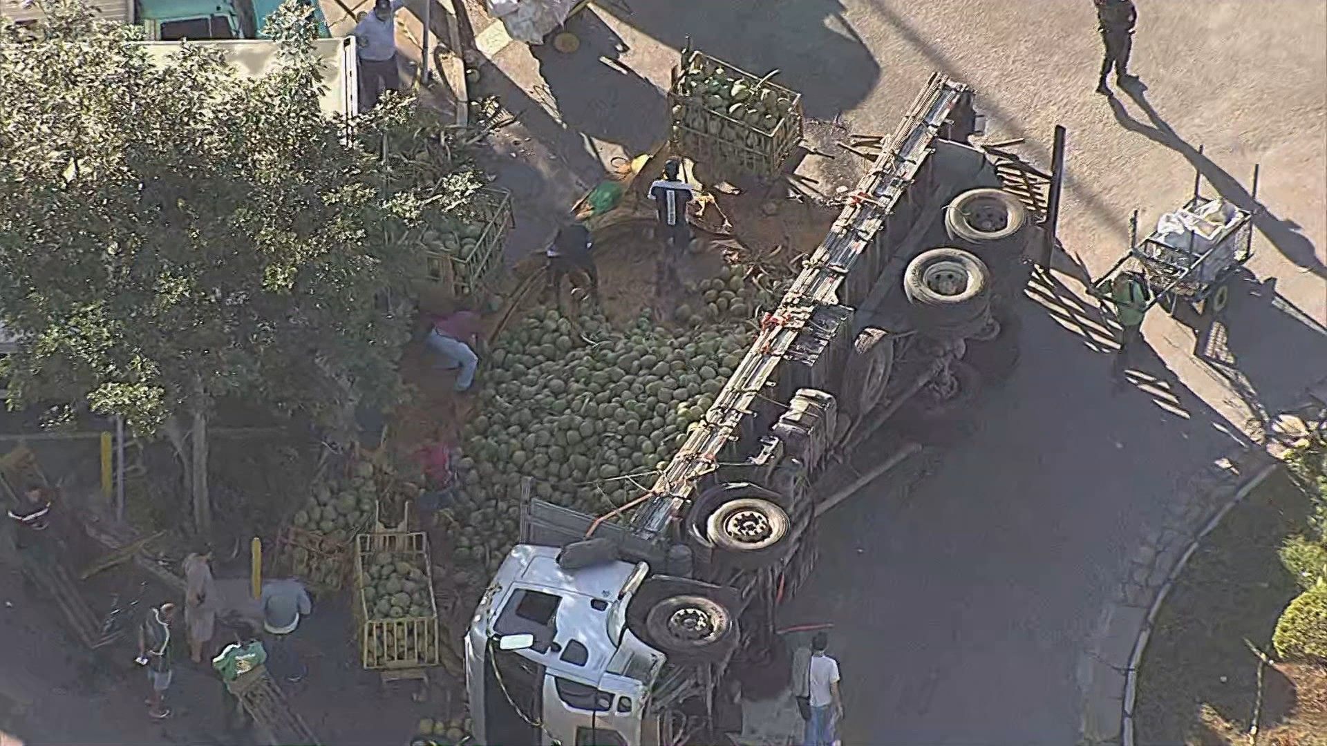 Caminhão tomba e espalha carga de coco na Central de Abastecimento em Contagem. Reprodução: Globo