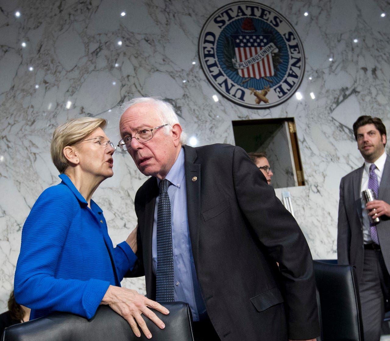 Senadores, liderados por Jeff Merkley, investigam plano da FHFA de incluir criptomoedas na avaliação de hipotecas. Reprodução: Jose Luis Magana/AP Images