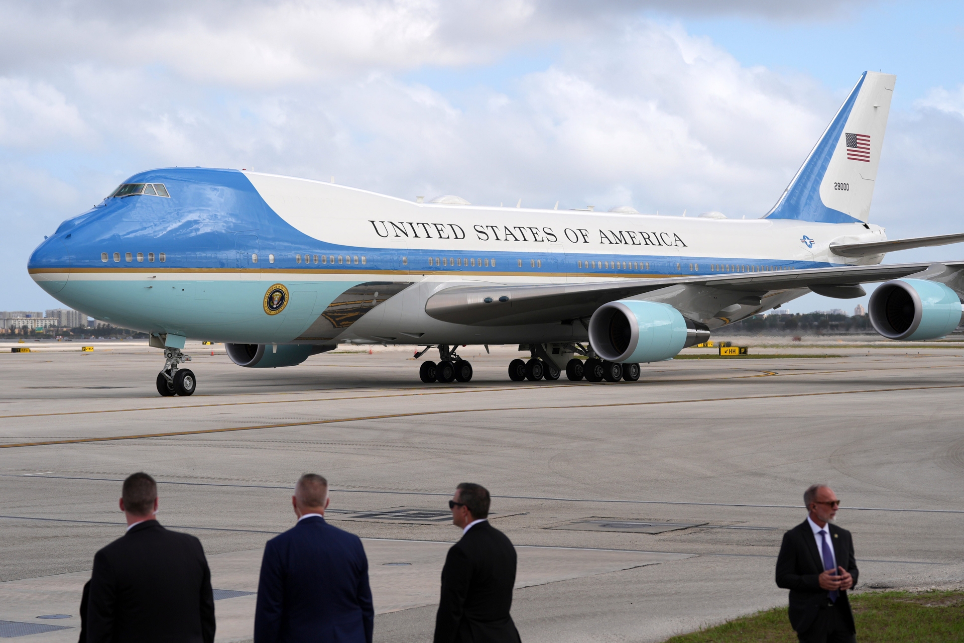 Air Force One chega ao Aeroporto Internacional de Miami com o presidente Donald Trump a bordo. Legenda da imagem. Reprodução: AP