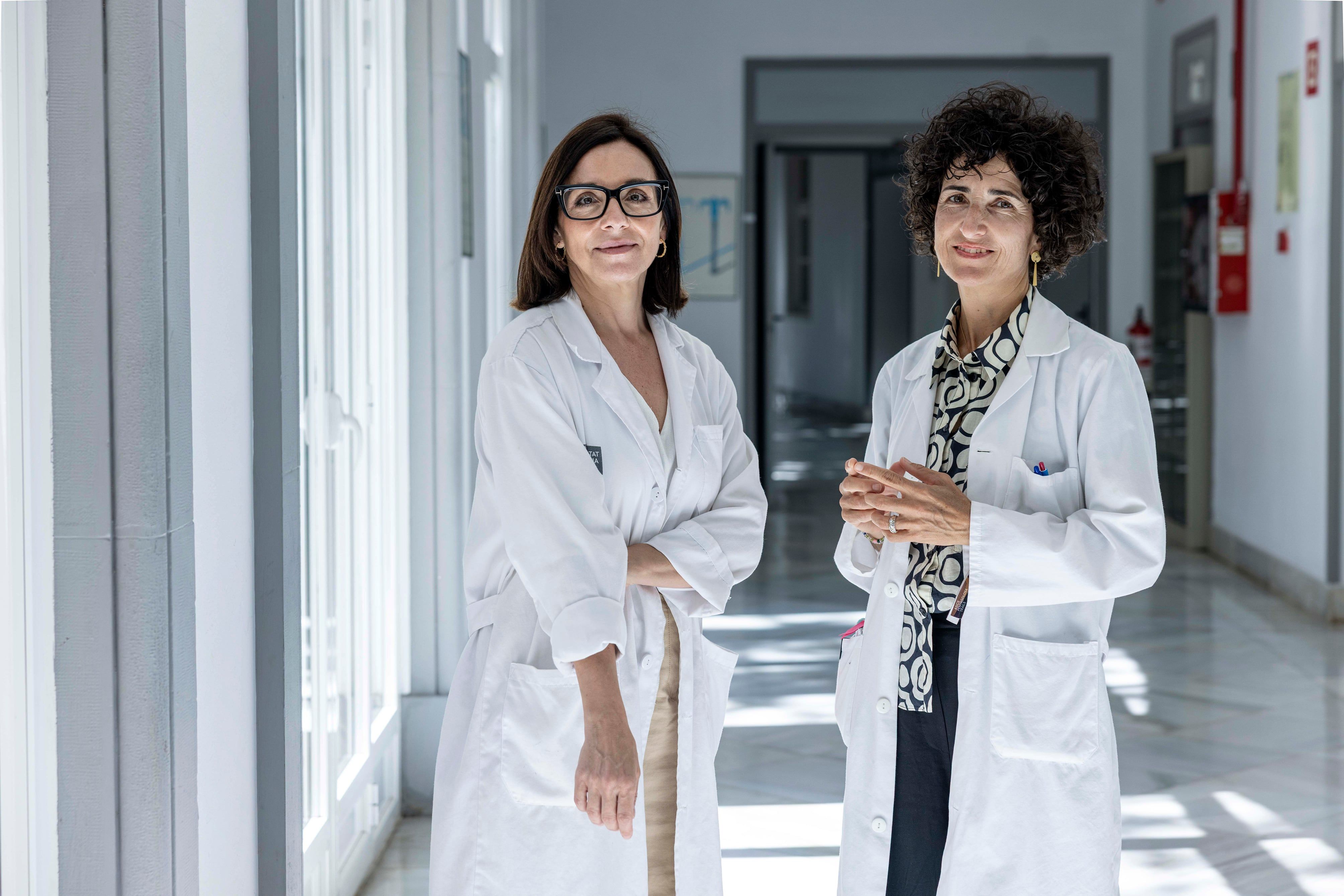 Médica e paciente discutem a importância do exercício físico para controle da artrite psoriásica.; Reprodução: El País