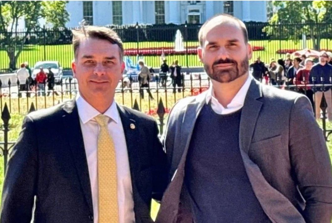 Flávio Bolsonaro, nos EUA, leva recado de Bolsonaro a Eduardo para moderar discurso contra Centrão.. Reprodução: Oglobo