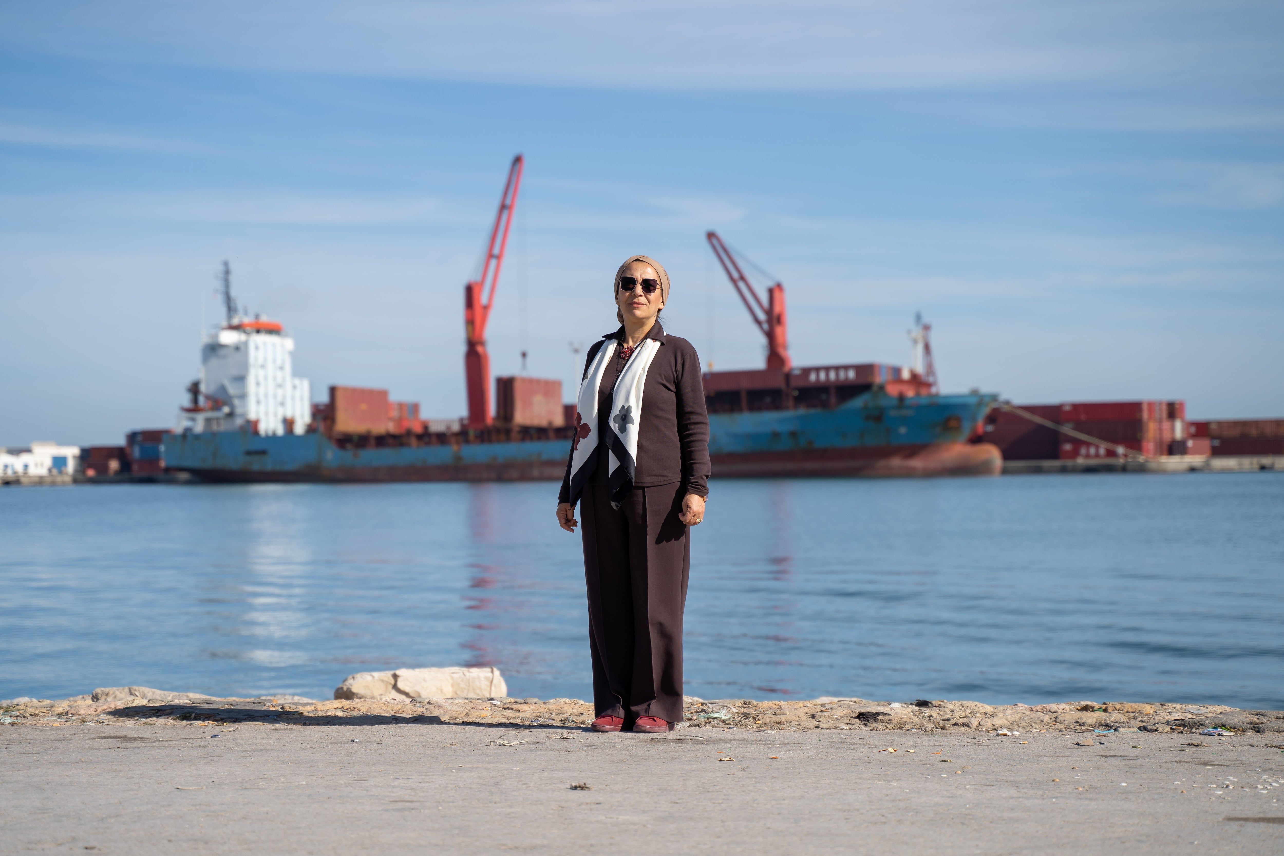 Semia Gharbi denuncia o colonialismo de resíduos durante discurso no Porto de Susa, em Tunis. Legenda da imagem. Reprodução: El País