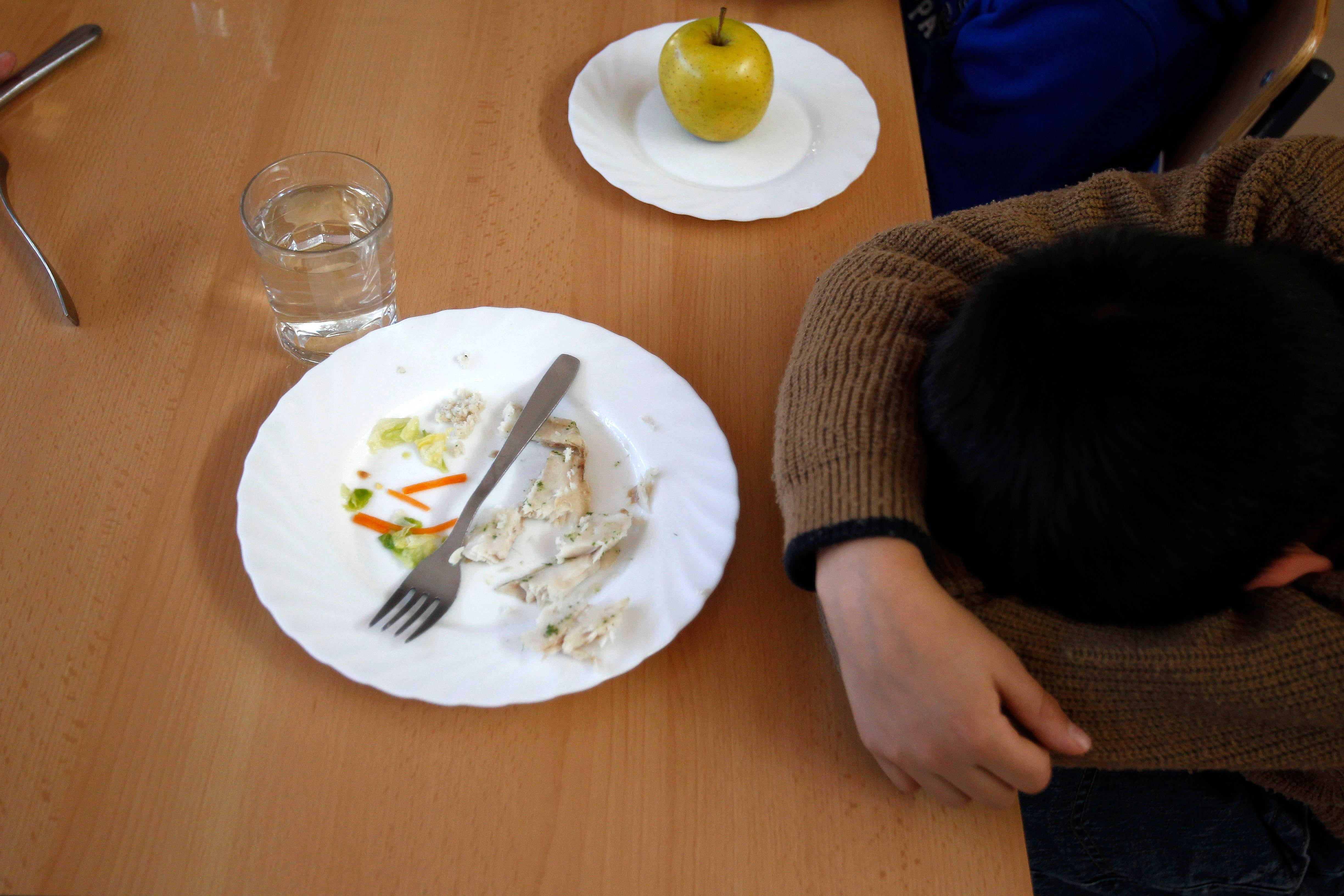 Estudante no refeitório escolar de Madrid; apenas 1.182 alunos recebem o café da manhã escolar. Reprodução: Retorno do item 11