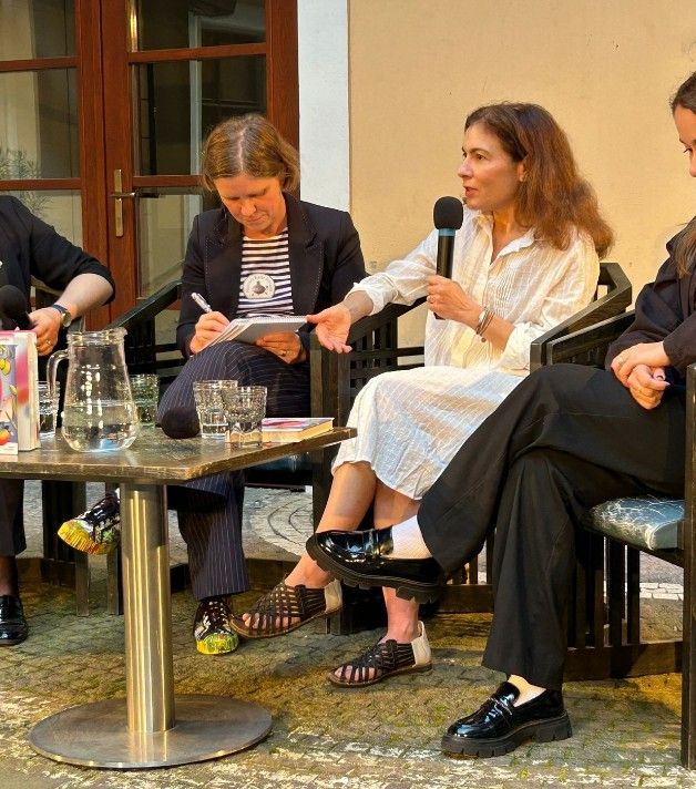 Escritora Martha Batalha é homenageada em coquetel na Eslováquia. Reprodução: Globo