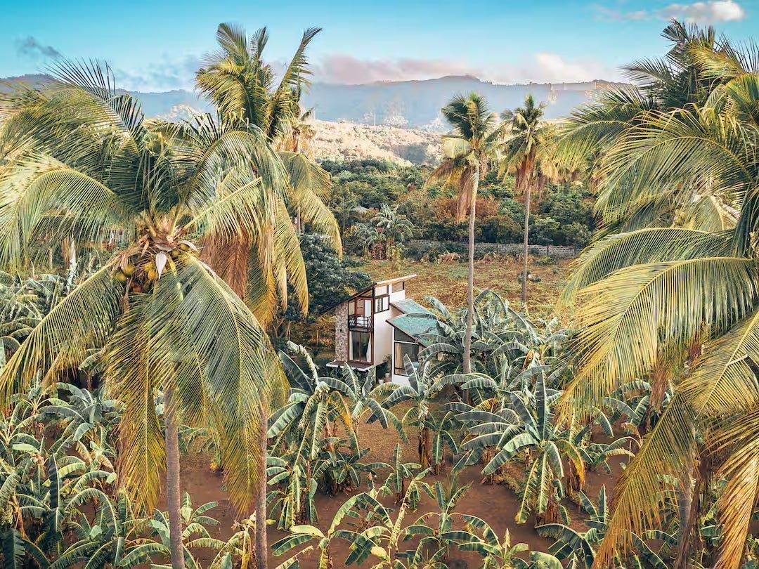 Tiny house de Eunice Panopio em Batangas, perto do vulcão Taal, transformado em Airbnb. Legenda da imagem. Reprodução: Business Insider - A. Goh