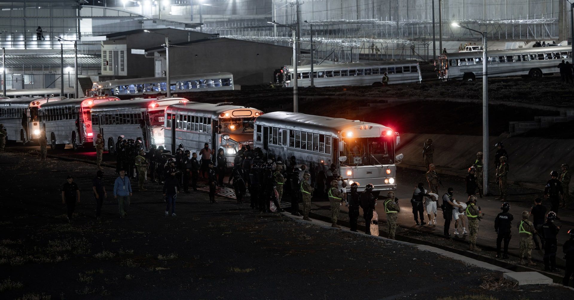 Trump Desafiam Ordem Judicial em Deportações da Venezuela