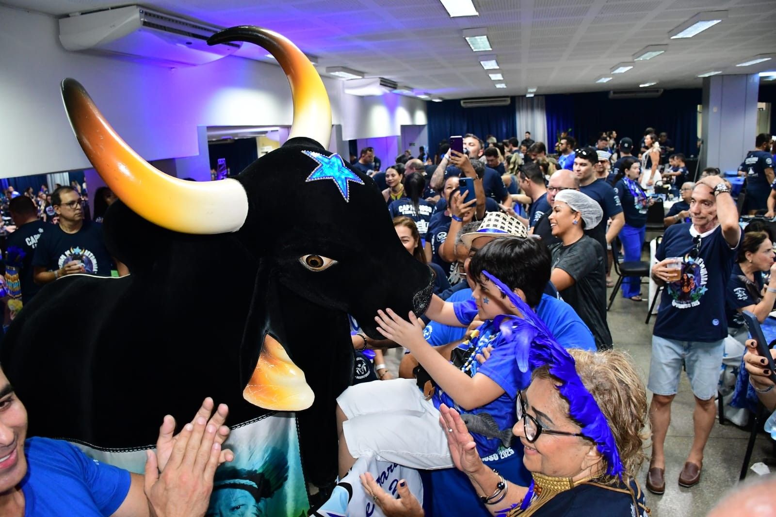 Multidão celebra a Feijoada Vip Caprichoso em Manaus, com música e alegria. Reprodução: Globo