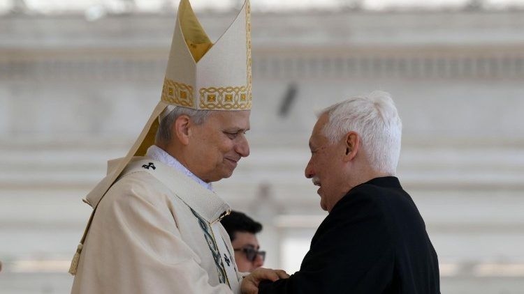 Papa Leão XIV inicia seu ministério com missa solene na Praça São Pedro, cercado por milhares de fiéis. Reprodução: Vatican News