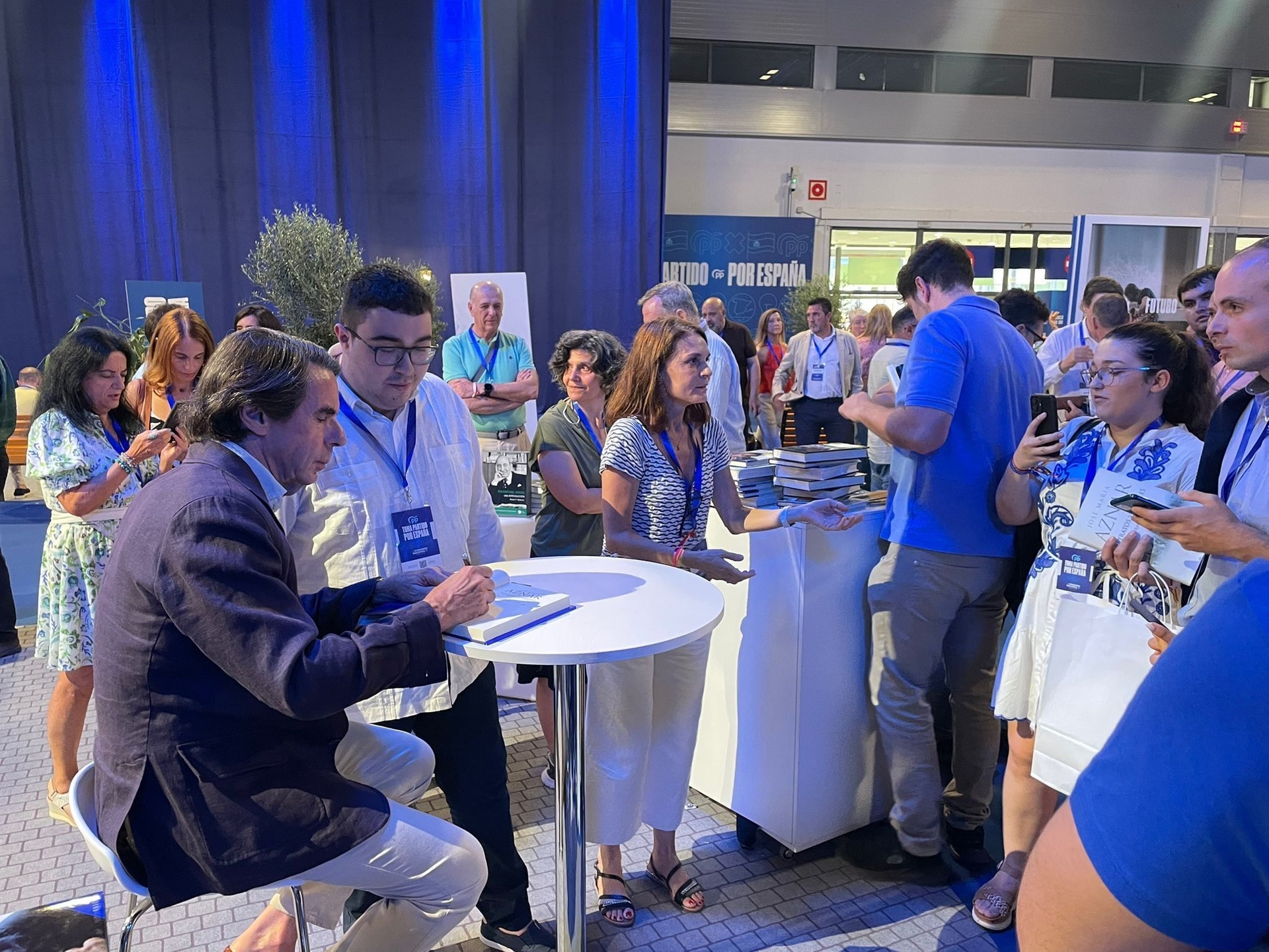 José María Aznar autografa seus livros durante o congresso do Partido Popular em Madrid. Legenda da imagem. Reprodução: El País