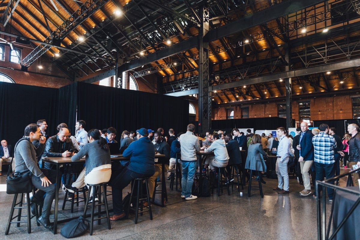 Networking entre fundadores, investidores e líderes de tecnologia no evento TechCrunch em Boston. Reprodução: TechCrunch