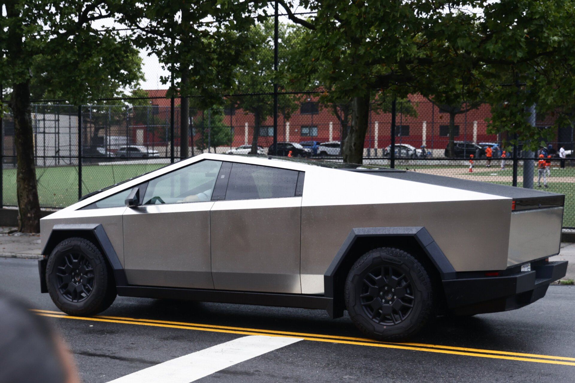 Cybertruck da Tesla está em uma estrada, simbolizando os desafios da marca. Reprodução: Gizmodo