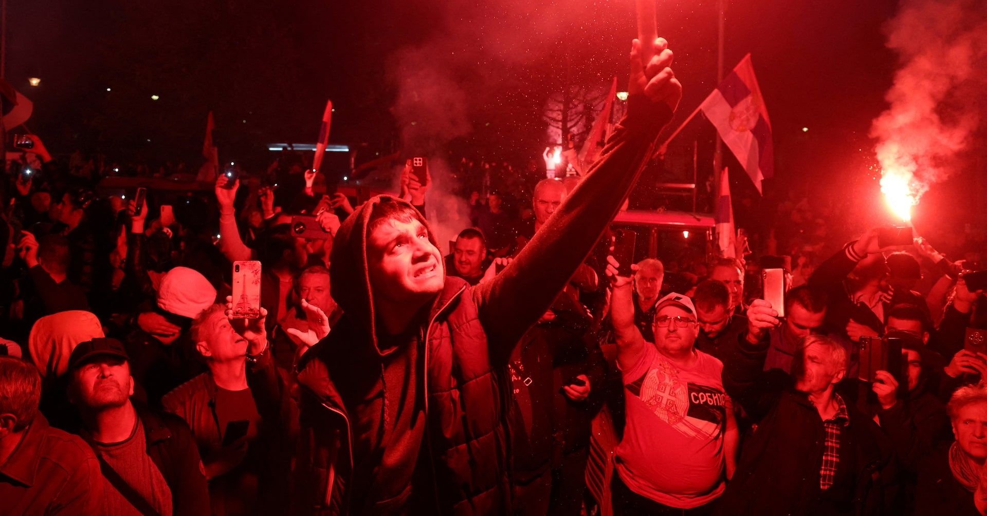 Milhares de apoiadores chegam a Belgrado para rally em defesa do presidente Aleksandar Vucic. Reprodução: Reuters