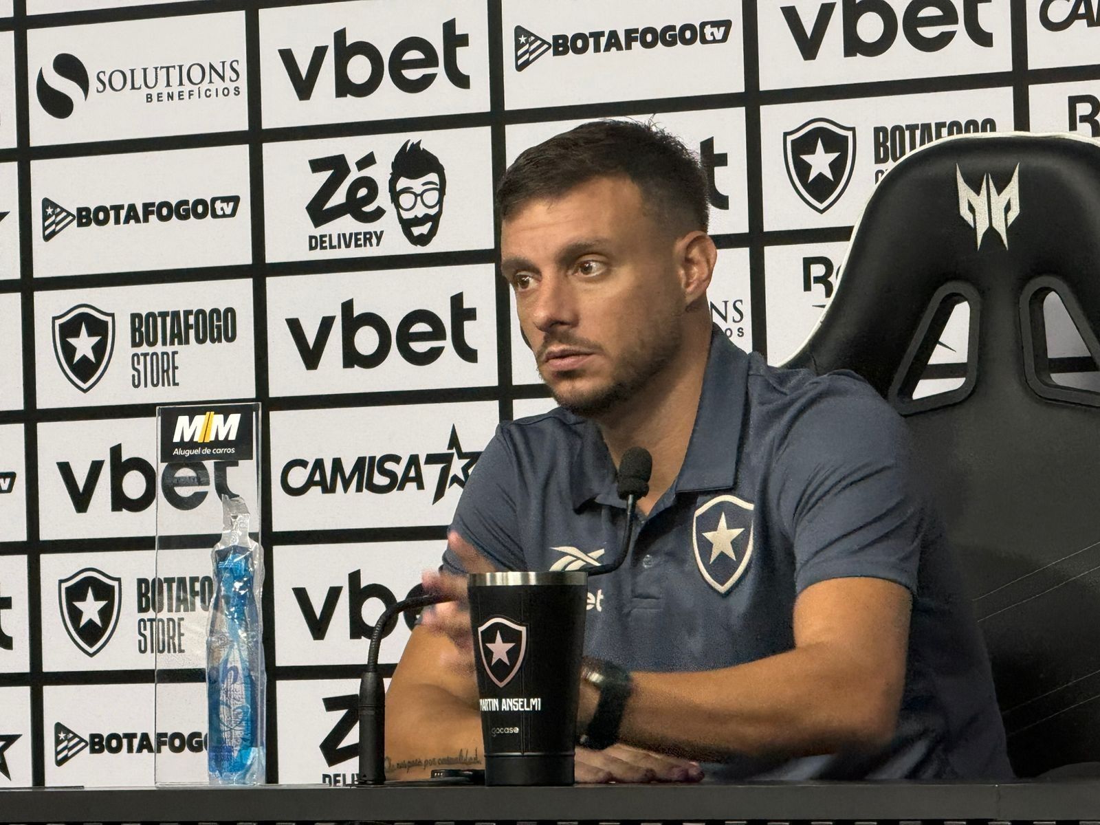 Anselmi blinda o Botafogo do extracampo e enfatiza resolver o problema com urgência.. Reprodução: Ge