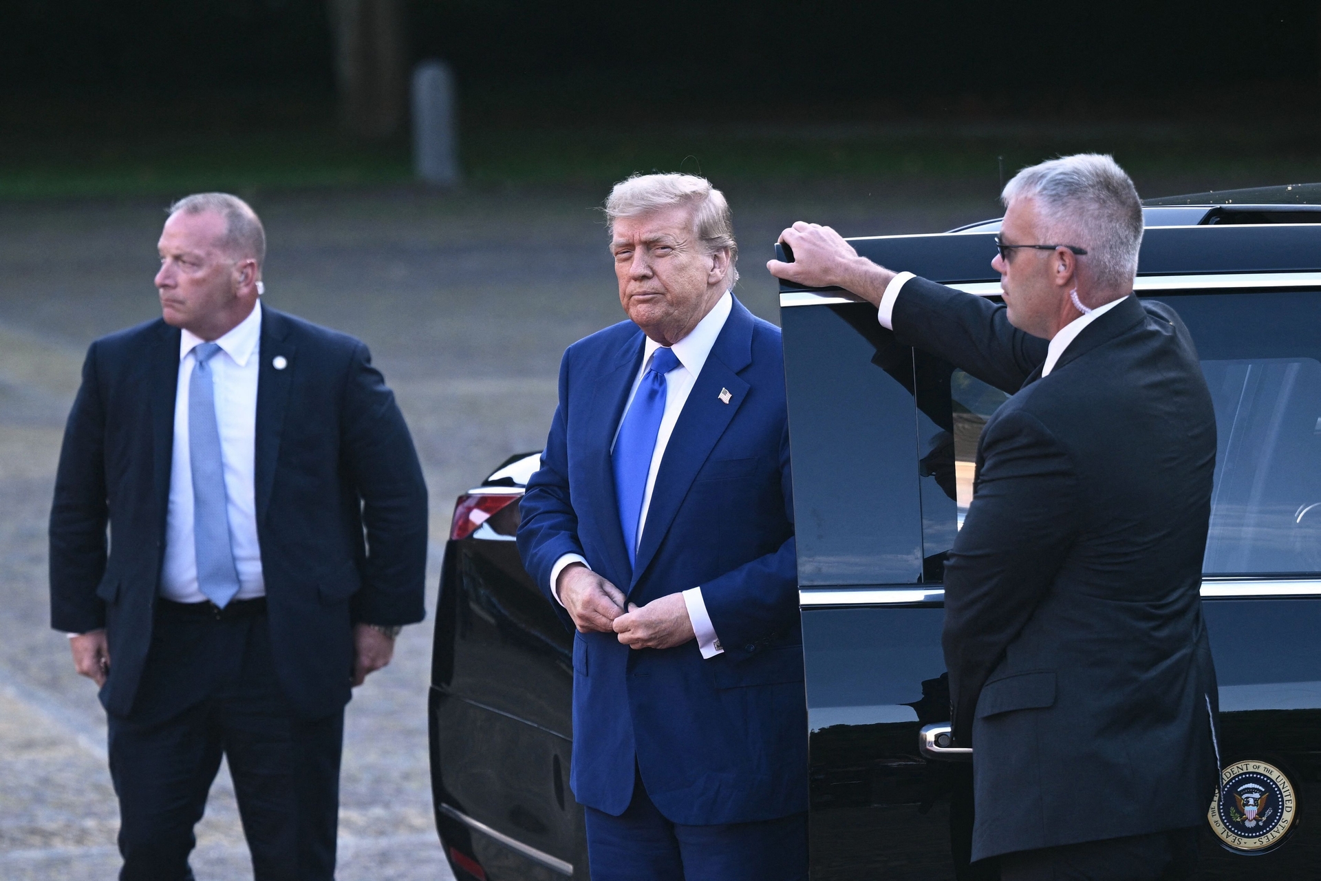 Donald Trump responde a perguntas sobre ataques russos em Kiev durante voo para a reunião da Otan. Reprodução: Globo