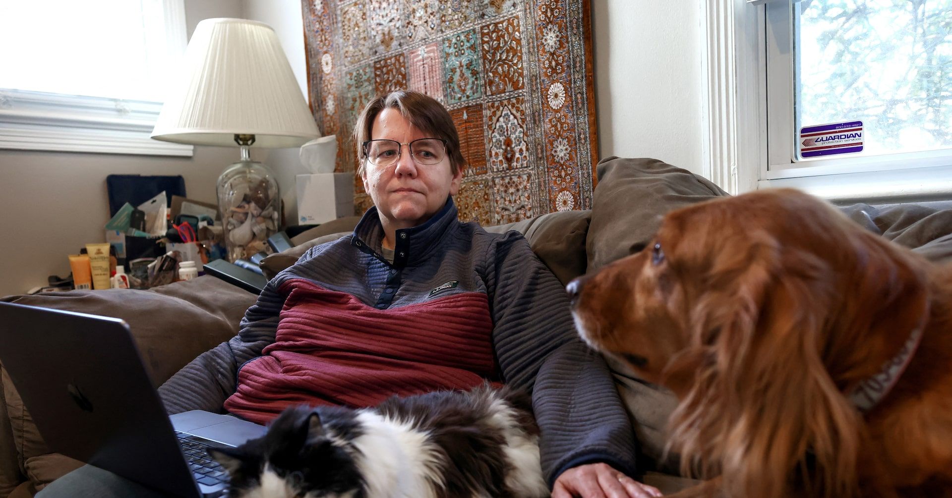 Mary Glantz recebe mensagens em seu quarto de hotel durante viagem a Columbia, Carolina do Sul. Reprodução: Reuters