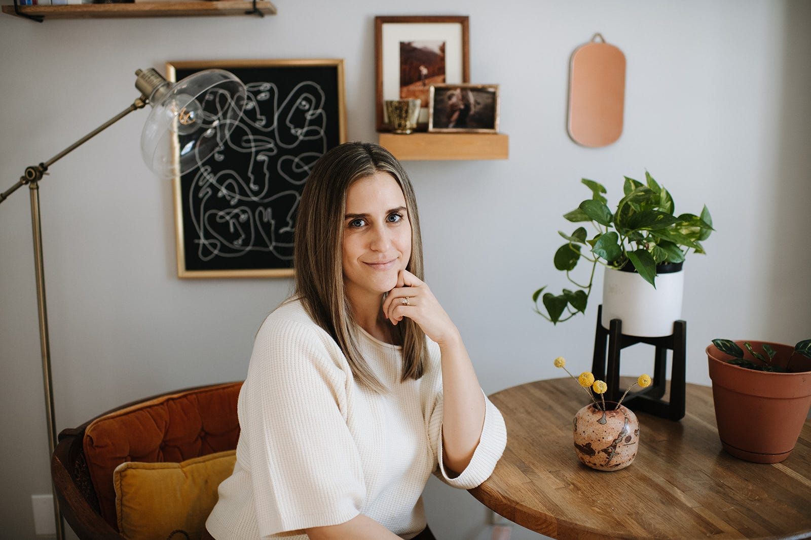 A autora mostra suas melhores aquisições de itens de segunda mão, incluindo cadeiras e decorações. Reprodução: Kolina Cicero