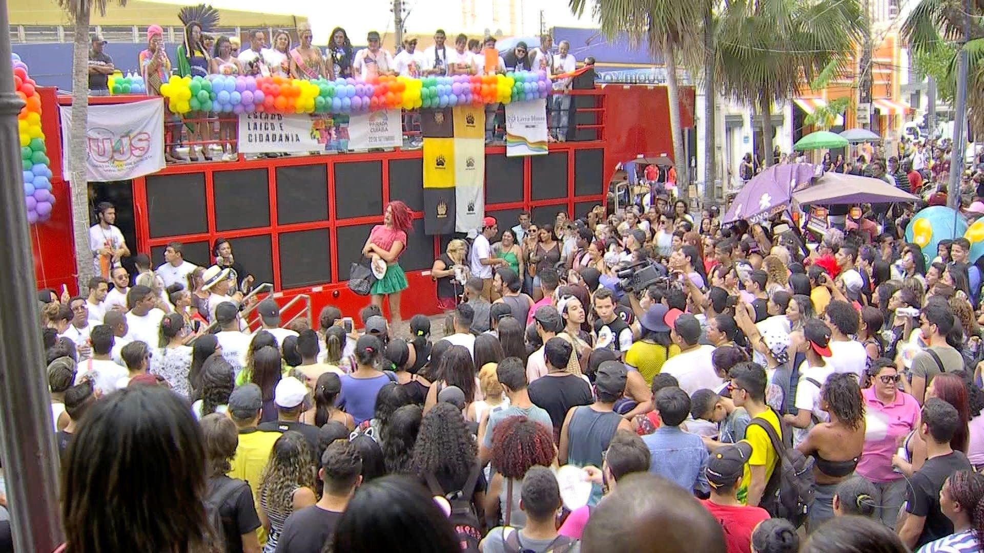 Participantes se concentram na Praça Ipiranga para a 22ª Parada do Orgulho LGBTQIA+ em Cuiabá. Legenda da imagem. Reprodução: Globo