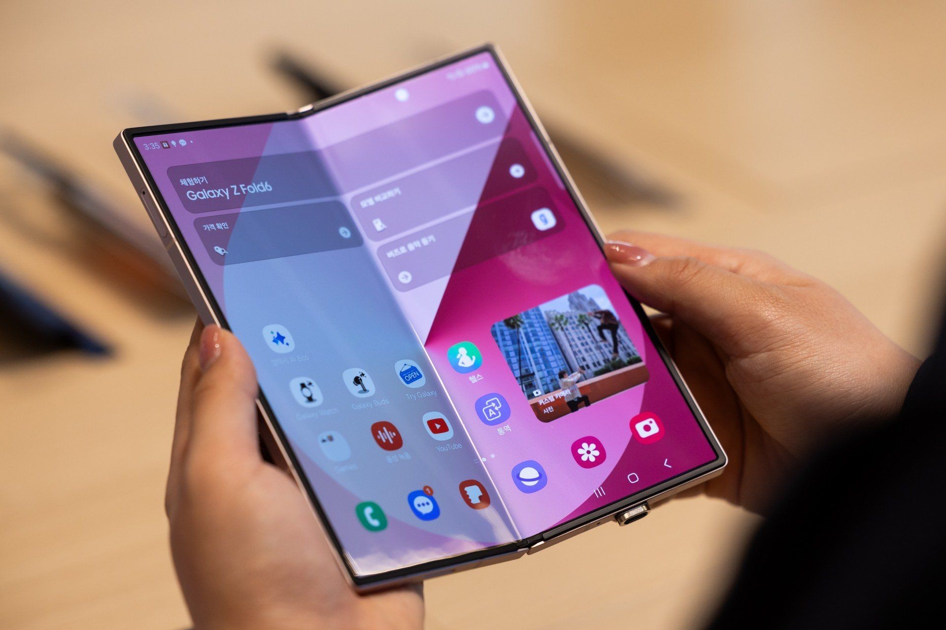 Novos modelos de smartphones dobráveis da Samsung estão previstos para lançamento em breve. Reprodução: Gizmodo