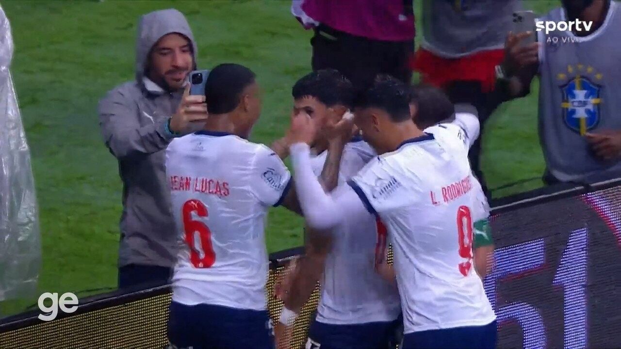 Renato Paiva e a equipe enfrentam dificuldades em partida na Arena Fonte Nova. Reprodução: Globo