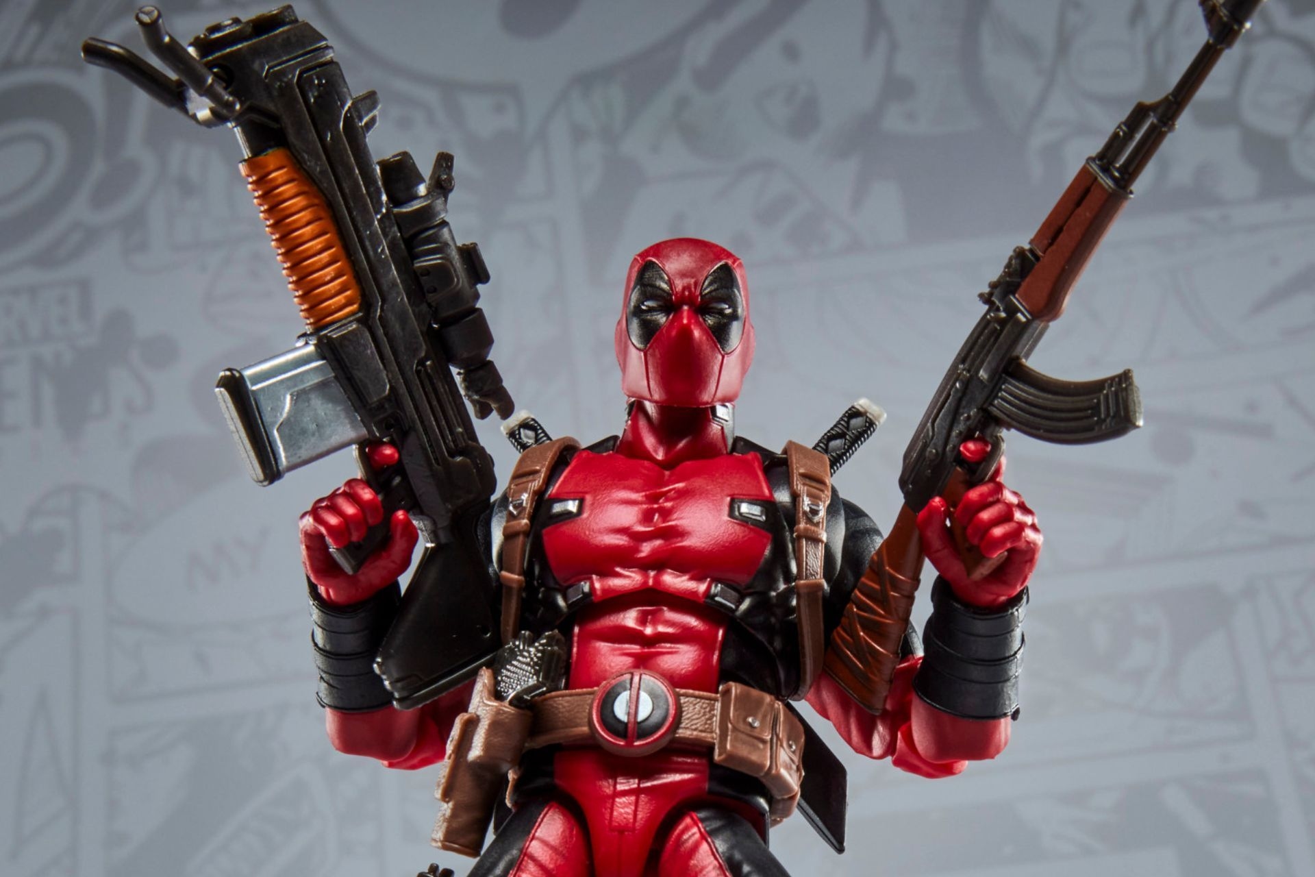 A figura do Deadpool exibe suas armas em destaque. Reprodução: Gizmodo