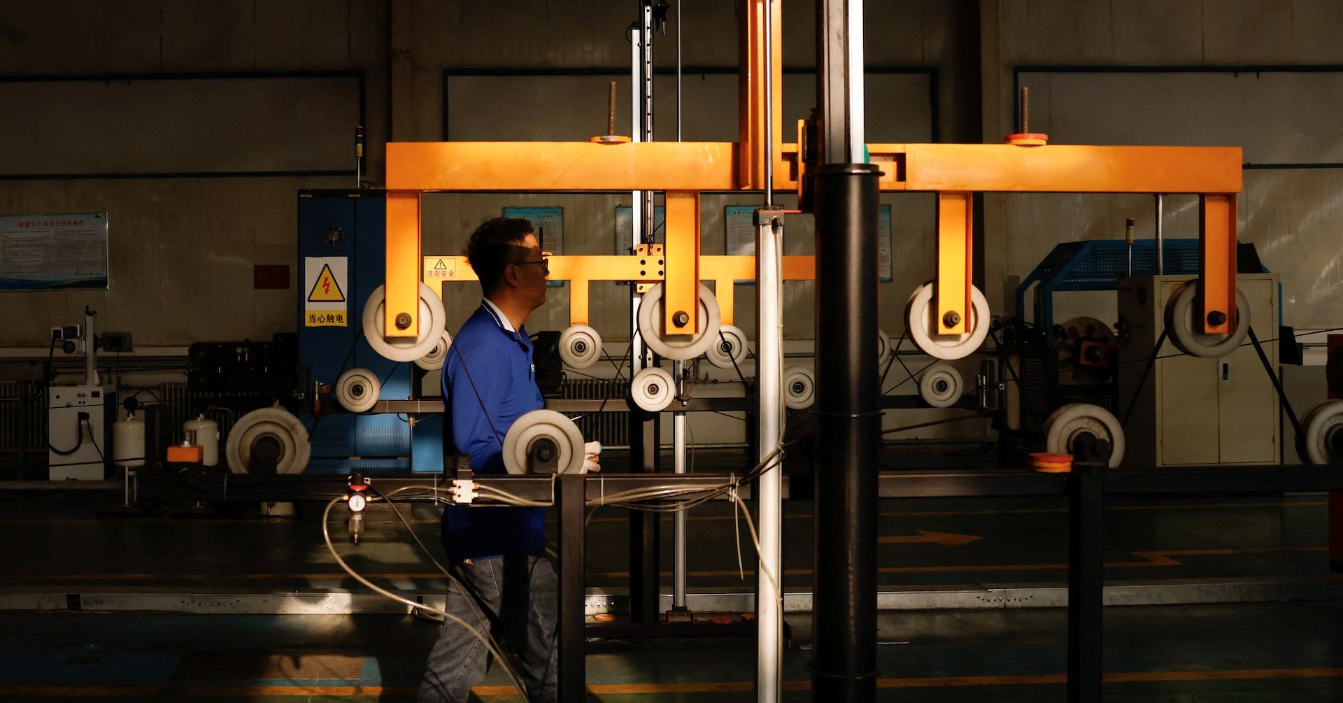 Aceleracao da Fabrica Chinesa Impulsiona Exportacoes e Desafios