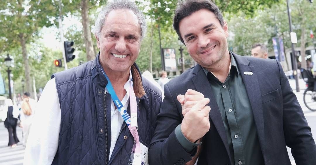 Daniel Scioli brinca sobre o fluxo de turistas argentinos no Brasil com Celso Sabino. Reprodução: Veja