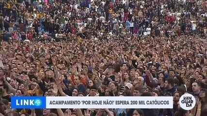 Fiéis lotam arena da Canção Nova para ouvir Frei Gilson durante acampamento. Reprodução: Lucas Tavares/g1