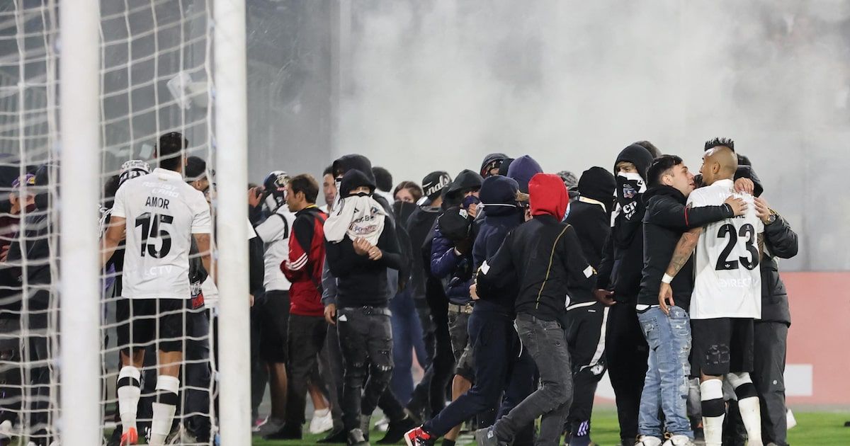 Confusão entre torcedores e polícia resulta em tragédia fora de estádio chileno.; Reprodução: Estadão