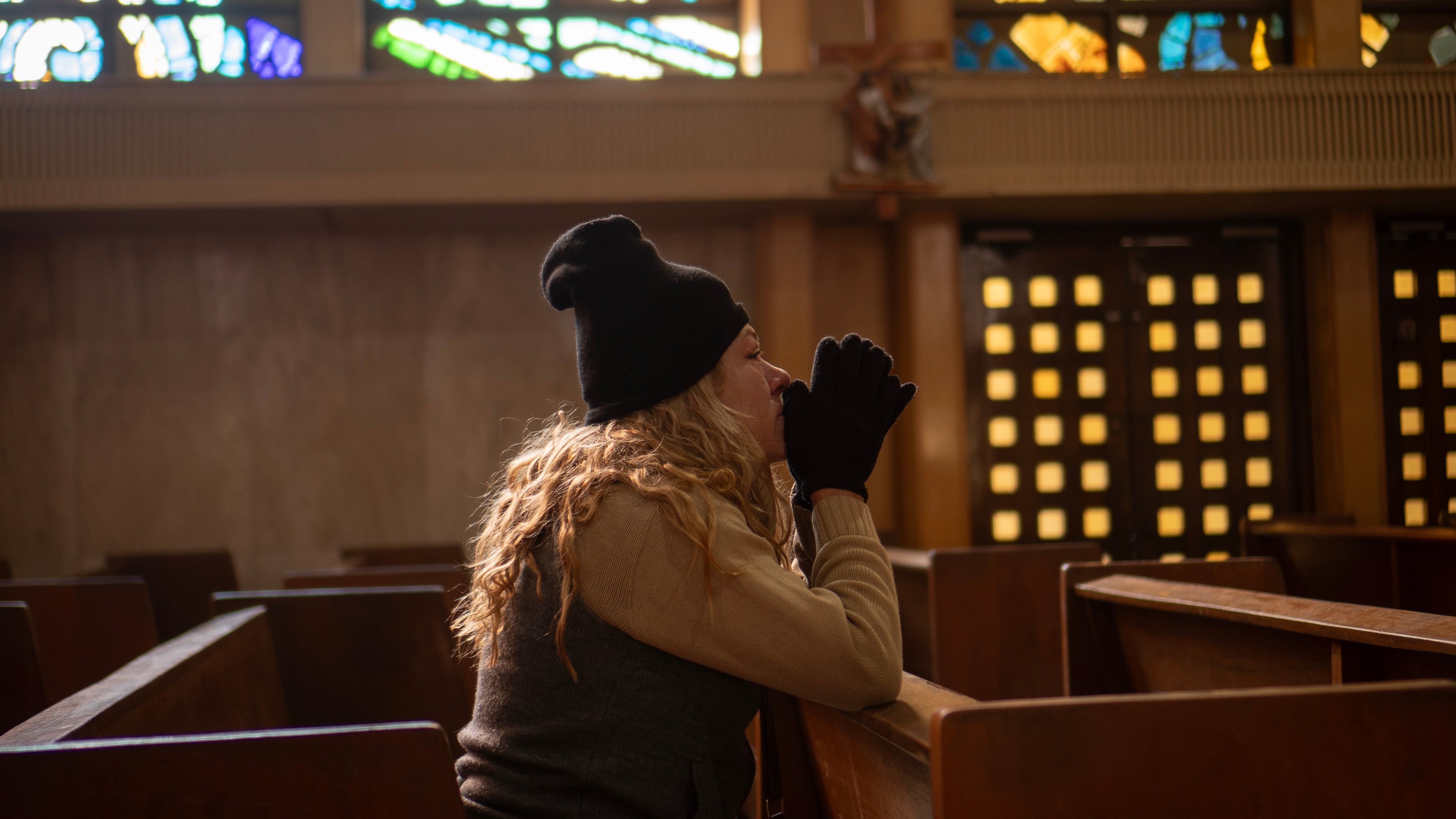 Solsiree Petit reza na Catedral de Nossa Senhora de Guadalupe, aguardando notícias de seus filhos. Reprodução: El País