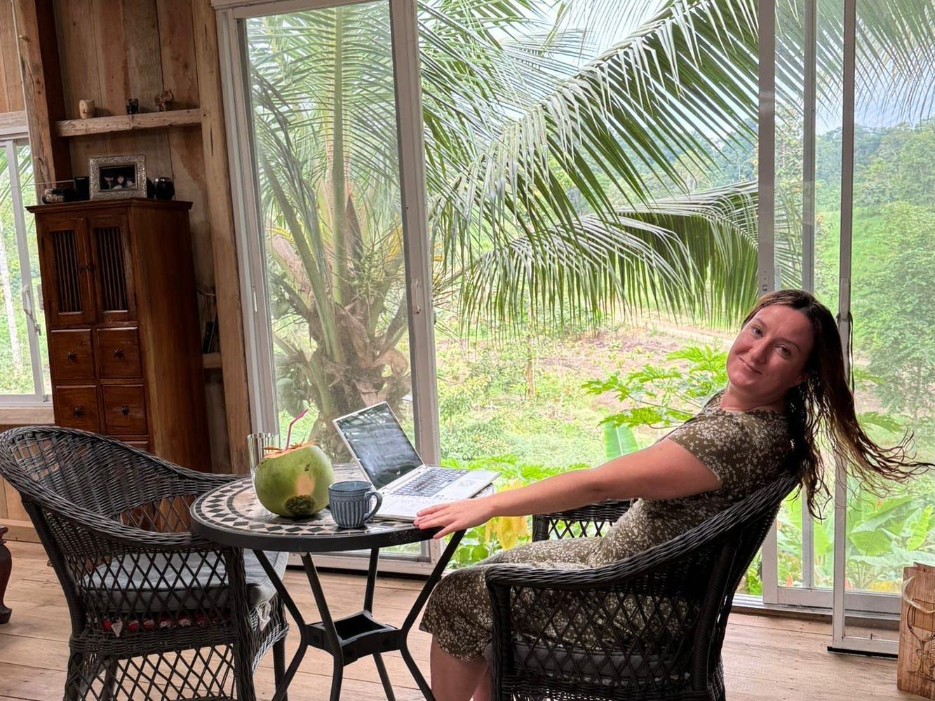 Sinead Mulhern na fazenda em Esmeraldas; duas semanas confirmam que viver no exterior vale a pena. Reprodução: Retorno do item 11