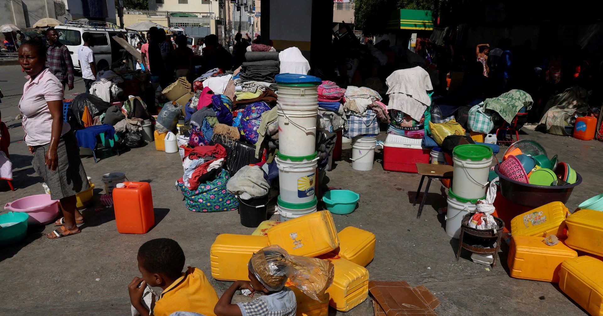 Cenário de crise humanitária em Port-au-Prince com aumento da violência de gangues. Reprodução: Reuters