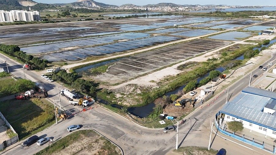 Avanço das obras de ampliação do cinturão coletor de esgoto no Canal do Mossoró, em São Pedro da Aldeia. Reprodução: Globo
