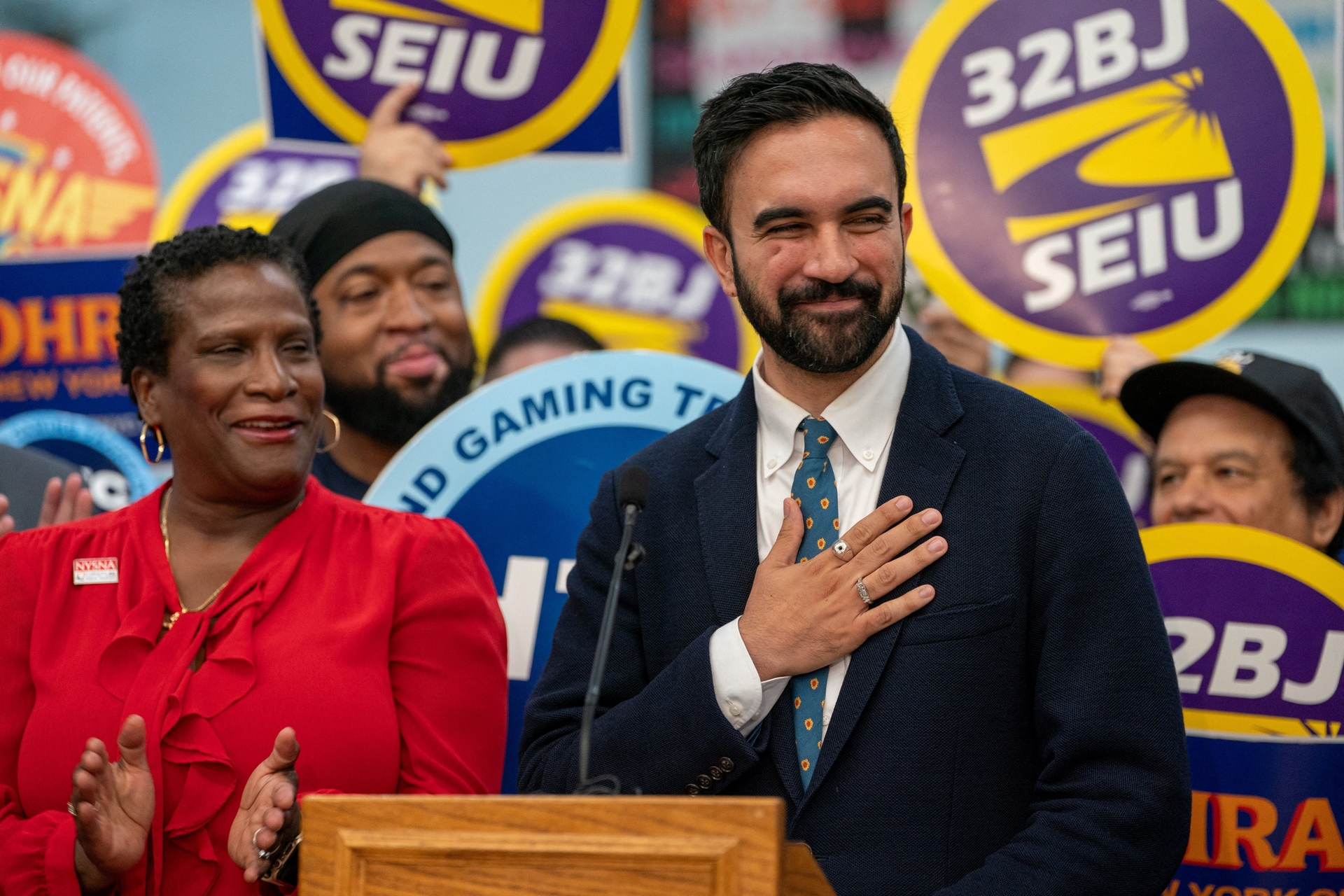 Zohran Mamdani, candidato a prefeito de Nova York, durante coletiva de imprensa em meio a controvérsia. Legenda da imagem. Reprodução: Business Insider