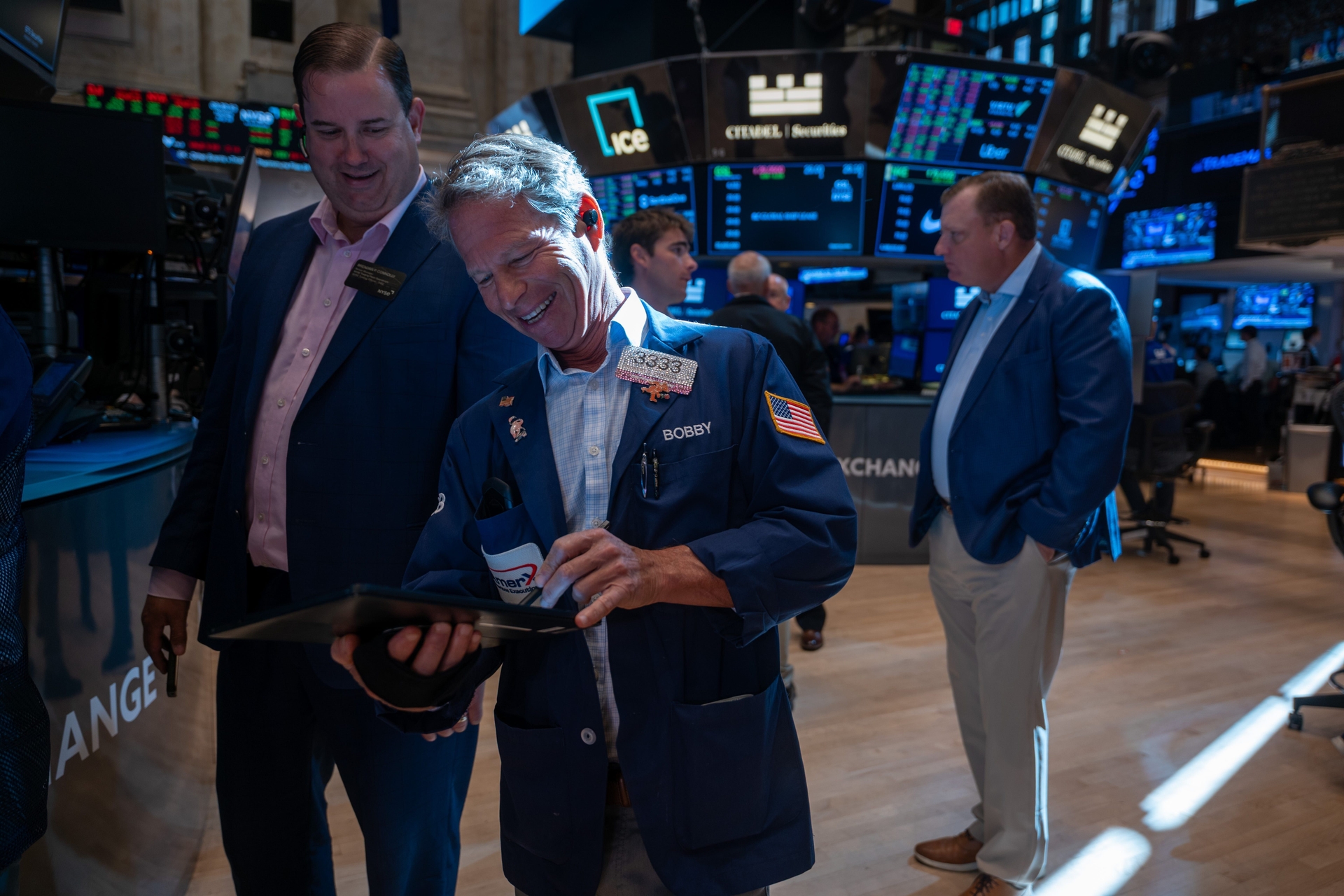 Wall Street traders celebram resultados acima do esperado na temporada de lucros do segundo trimestre. Reprodução: Business Insider