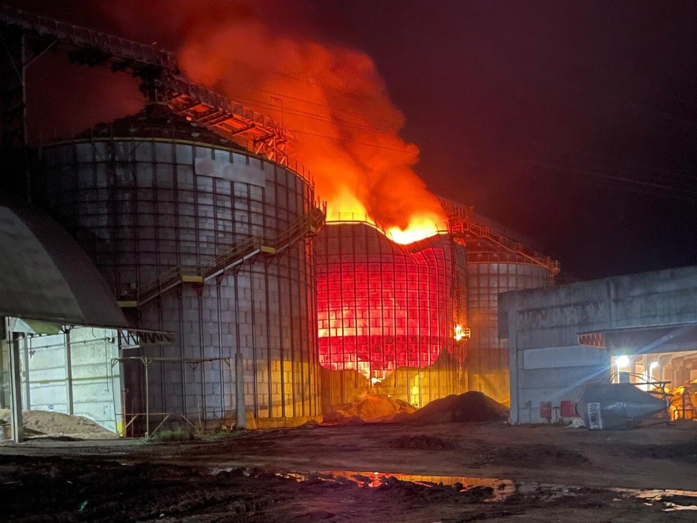 Bombeiros trabalham para controlar incêndio em silo de grãos em Arroio Grande, sem registro de feridos. Reprodução: Globo