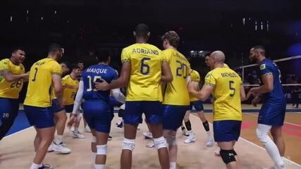 Seleção brasileira de vôlei masculino comemora medalha de bronze na Liga das Nações. Reprodução: Guilherme Costa
