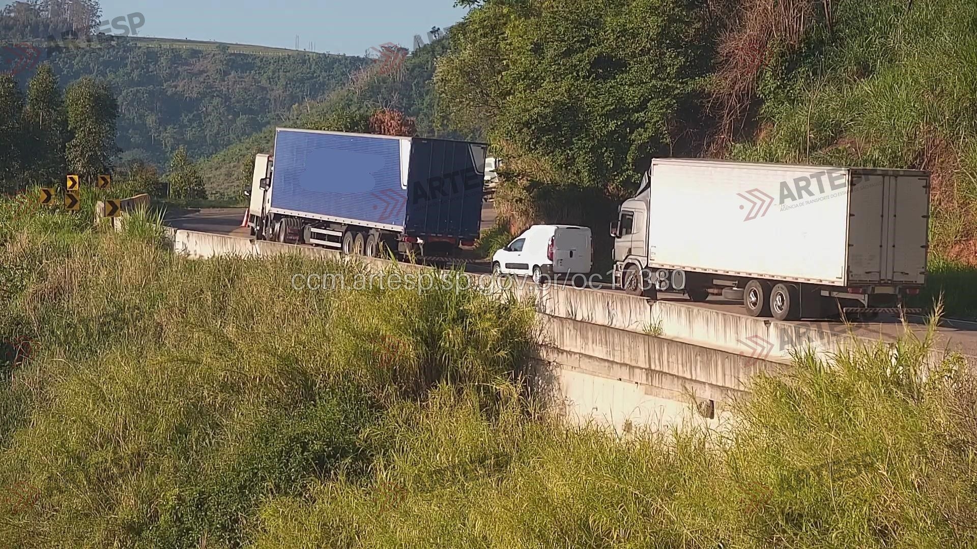 Interdição na Marechal Rondon após tombamento de caminhão em Botucatu.. Reprodução: G1
