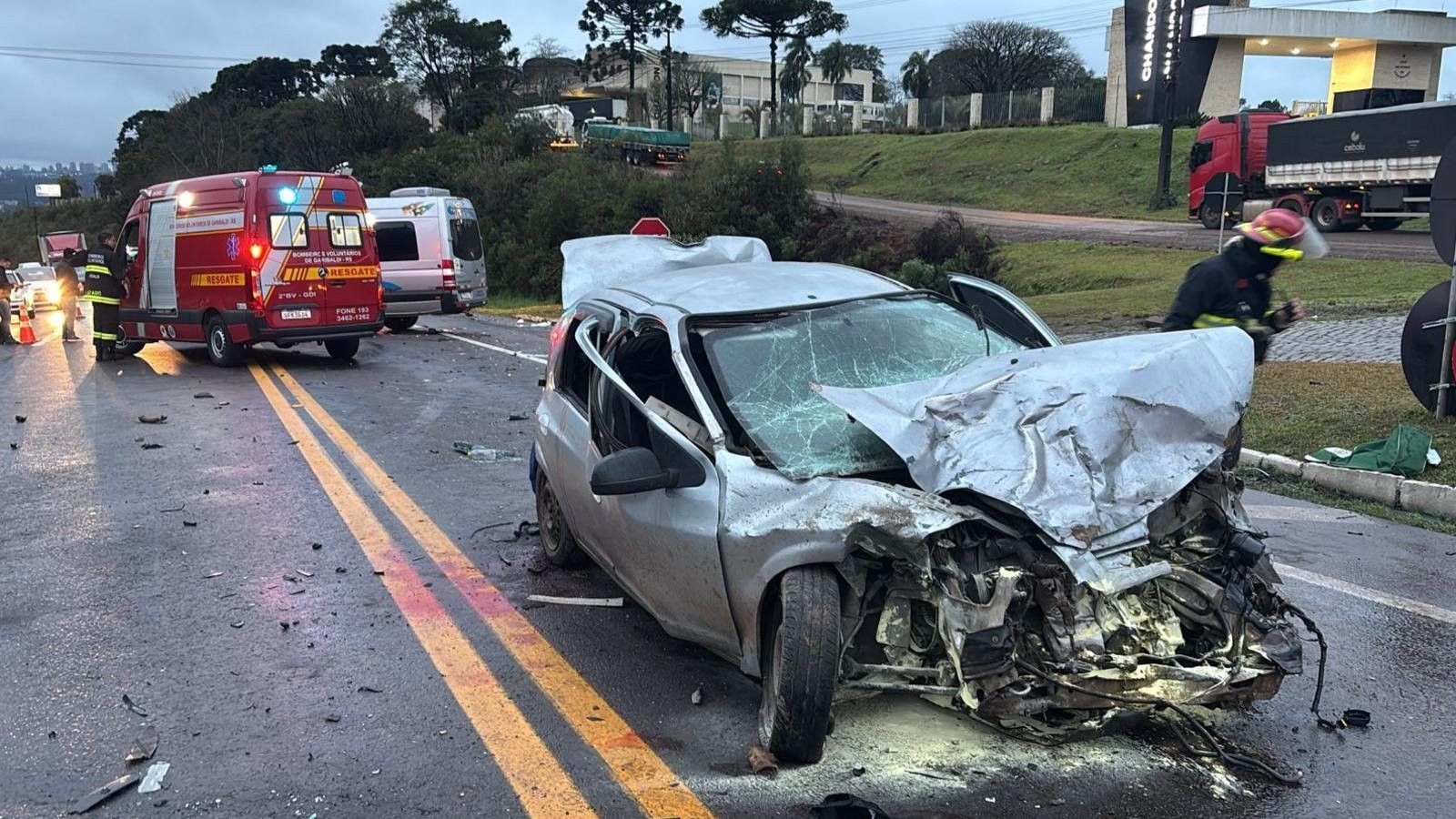 Colisão entre van e carro deixa 13 feridos na BR-470, em Garibaldi. Reprodução: Globo