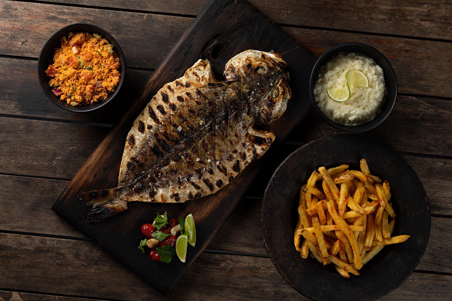 Prato de peixe na brasa do restaurante OCYÁ, segundo lugar no Prêmio Rio Show de Gastronomia 2025. Reprodução: Globo