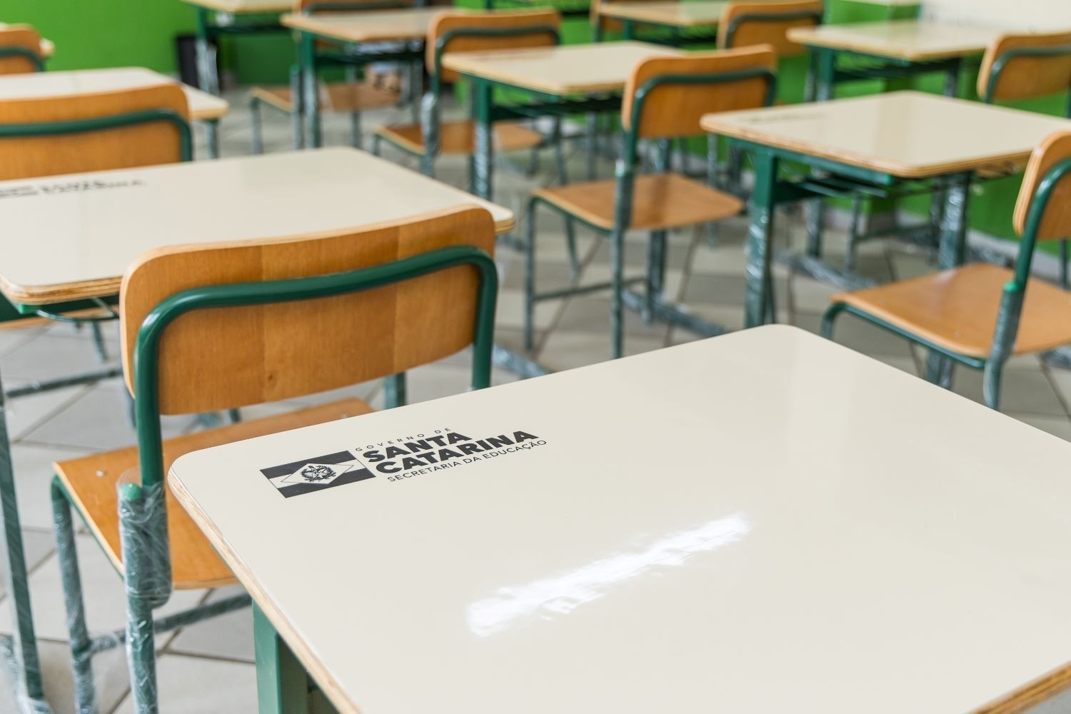 Sala de aula vazia em Santa Catarina registra a menor taxa de concluintes do Ensino Médio inscritos no Enem. Reprodução: Globo