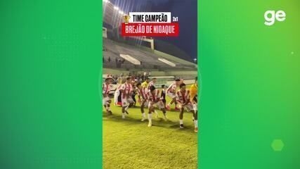 Jogadores do Clube Esportivo Aldeia Brejão celebram título nacional em Nioaque. Reprodução: Globo.