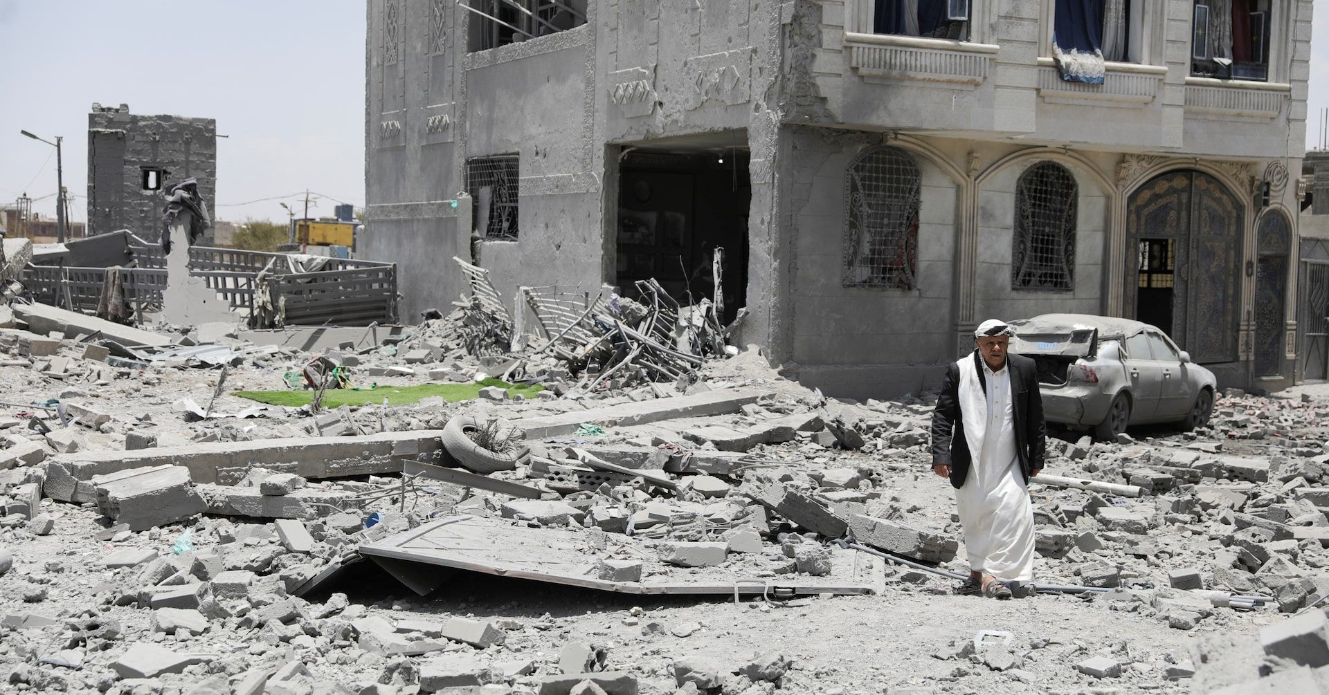 O resgate de 30 corpos após ataque dos EUA a centro de detenção no Iémen. Reprodução: Reuters