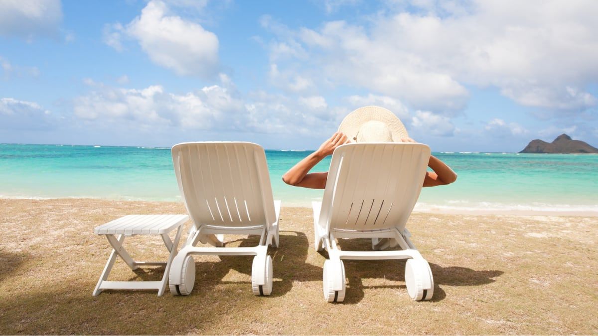 Conjuntos de tumbonas e mesitas ideais para aproveitar o verão ao ar livre. Reprodução: EL PAÍS ESCAPARATE