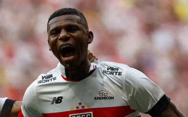 Arboleda comemora gol ao abrir o placar para o São Paulo no jogo contra o Internacional. Reprodução: iG Esporte