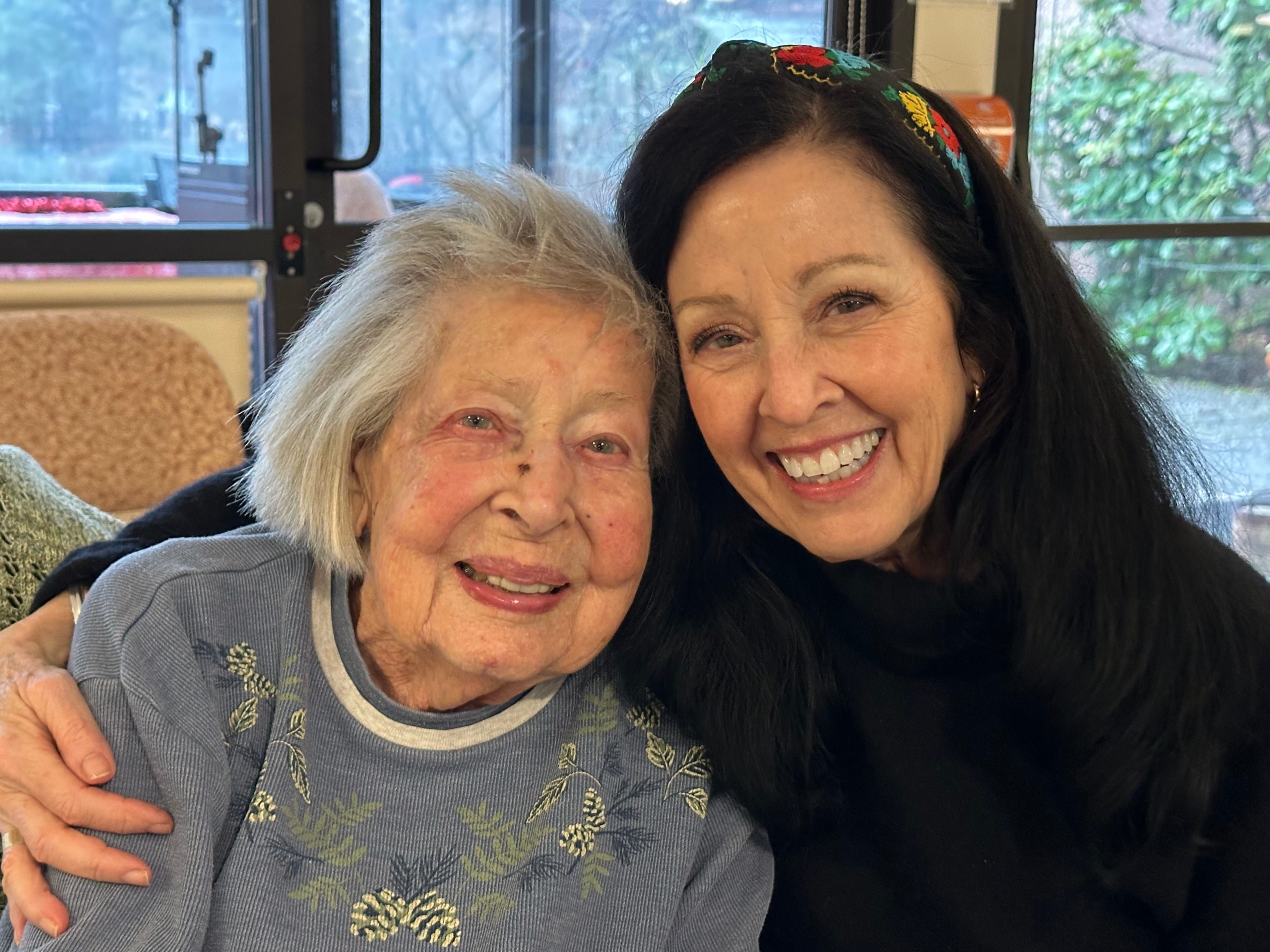 A autora e sua sogra de 104 anos compartilham segredos para uma vida longa e saudável. Reprodução: Business Insider